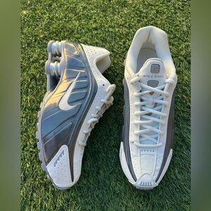 Nike Shox R4 Summit White Iridescent Metallic Silver IB7703-100 Women's Size 10